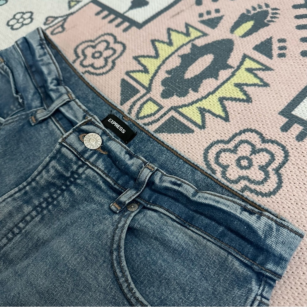 Express Stretch Ripped Mom Jean Super High Rise - Picture 7 of 14